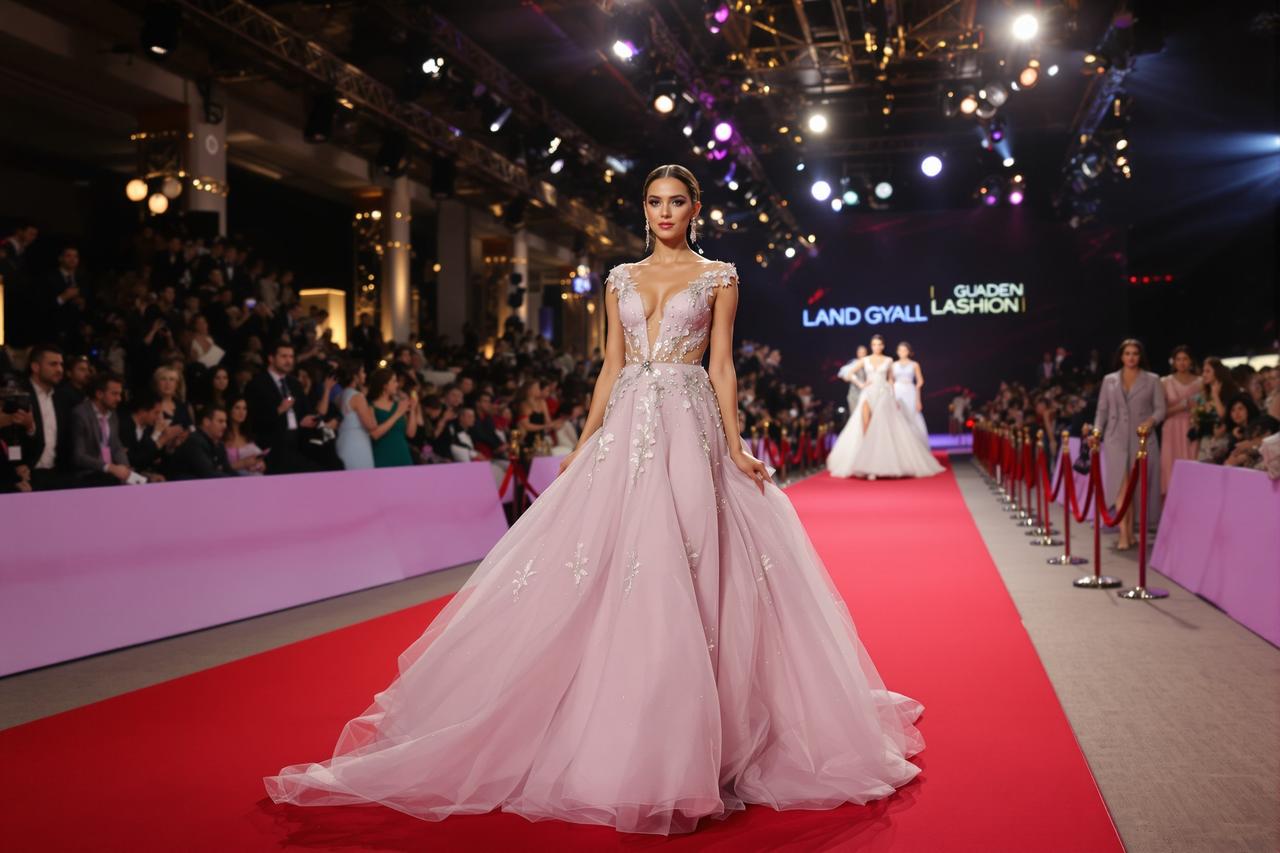 ⚡ 某女星疑似整容失败，近照引发网友热议